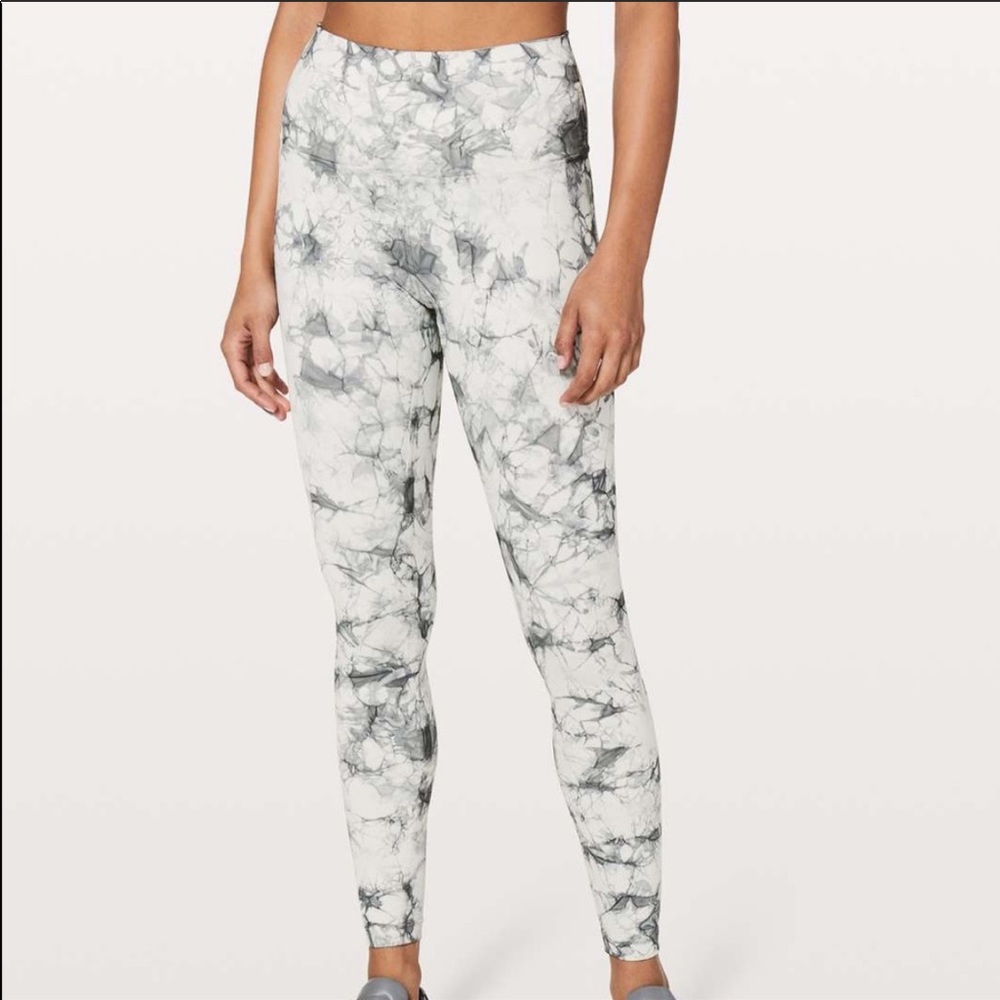 women’s lululemon size 4, shibori pattern ✨